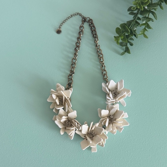 Plunder Jewelry - Plunder White Floral Necklace with Gold Chain
